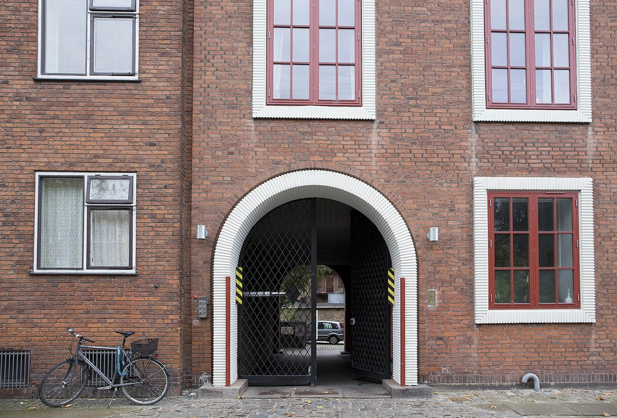 Mosendalgaard Port til gården fra Herman Triers Plads. I venstre side af billedet ses Kay Fiskers Hermanhus