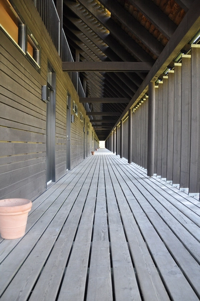 Nørre Vosborg udendørs gang i hele bygningens længde, stueetage