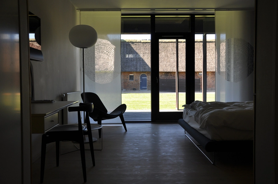 Nørre Vosborg Kig gennem hotelværelse i stueetagen