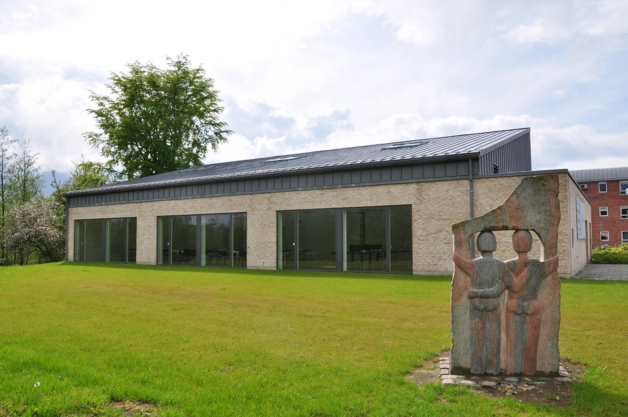 Kirkecenter Hinnerup Facaden set fra forhaven