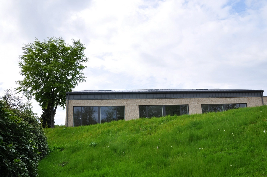 Kirkecenter Hinnerup Kig på facaden fra lavtliggende alndskab