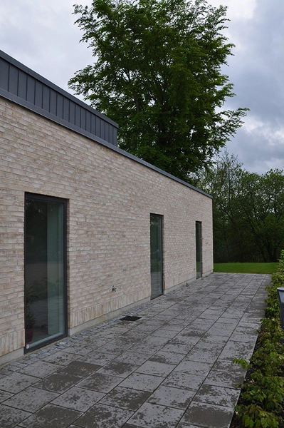 Kirkecenter Hinnerup Kig fra indgangsparti ned langs facade