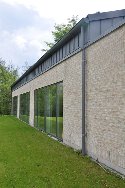 Kirkecenter Hinnerup Facade mod have og grøn udsigt