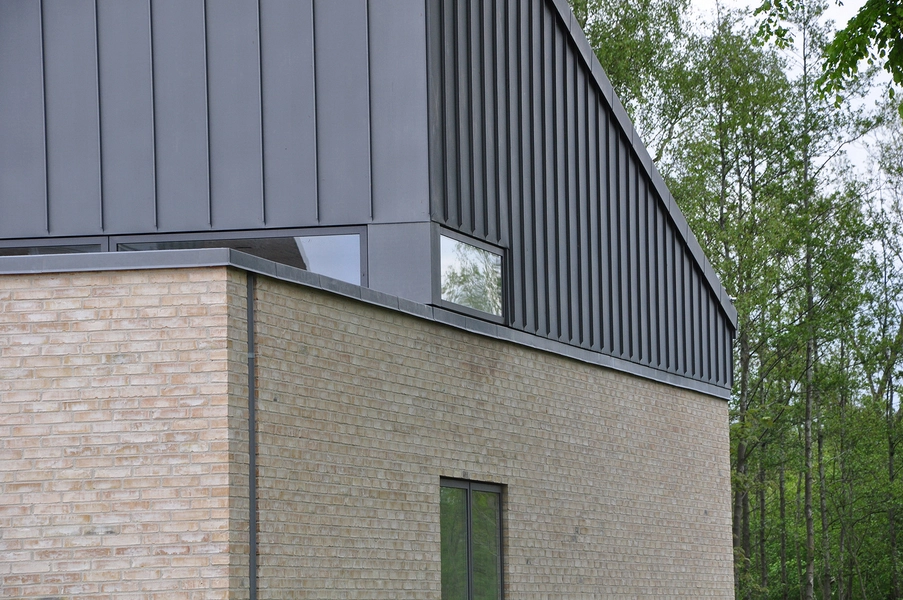 Kirkecenter Hinnerup Vinduesba?nd mellem den murerede bygning og taget