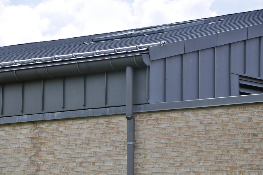 Kirkecenter Hinnerup Møde mellem tagbeklædning, facade og nedløbsrør