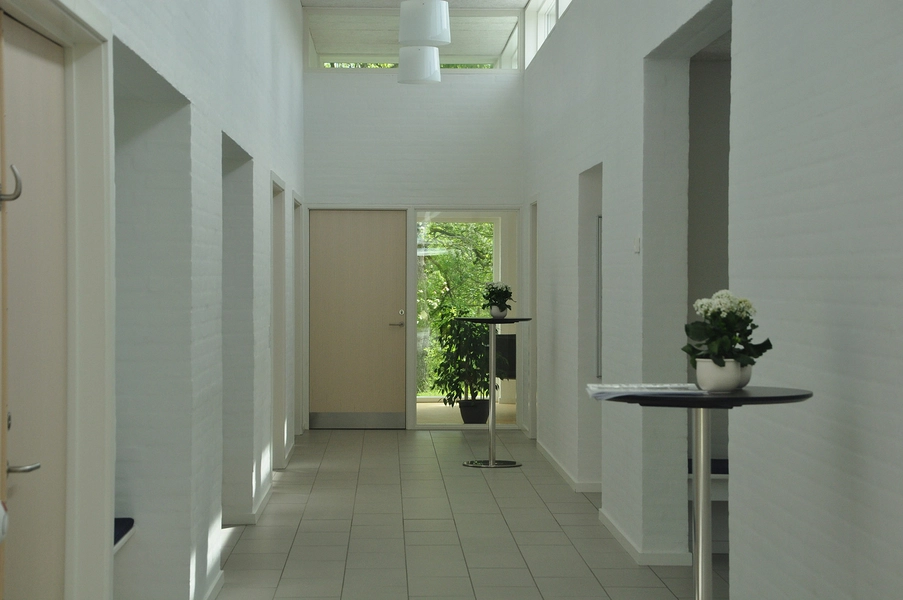 Kirkecenter Hinnerup Kig gennem gangareal fra indgangsparti ned mod mødelokale