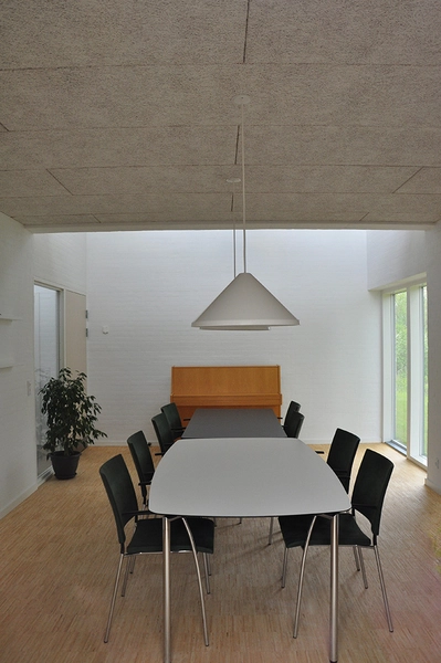 Kirkecenter Hinnerup Sognega?rdens mødelokale med lavt loft og højt loft og lysindtag