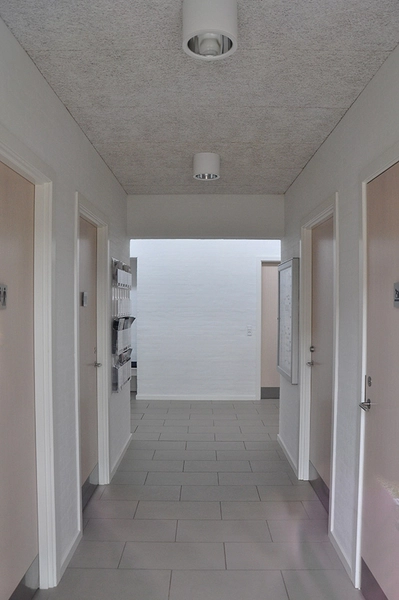 Kirkecenter Hinnerup Gangareal, med kig mod ovenlys