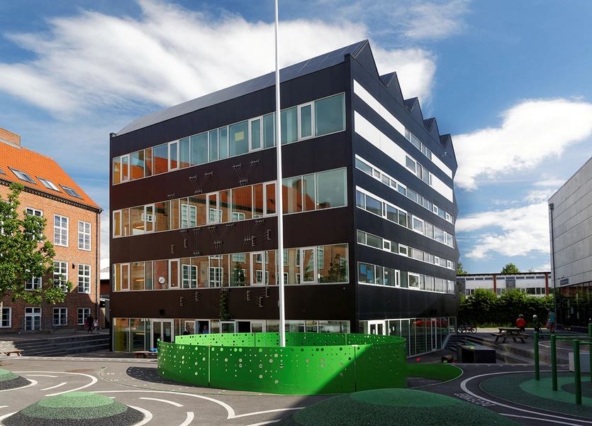 Vanløse skole Den nye bygning set fra skolegården