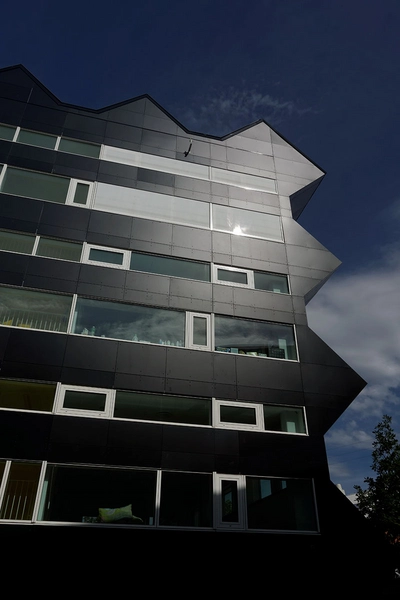 Vanløse skole Den karakteristiske facade, med solceller integreret