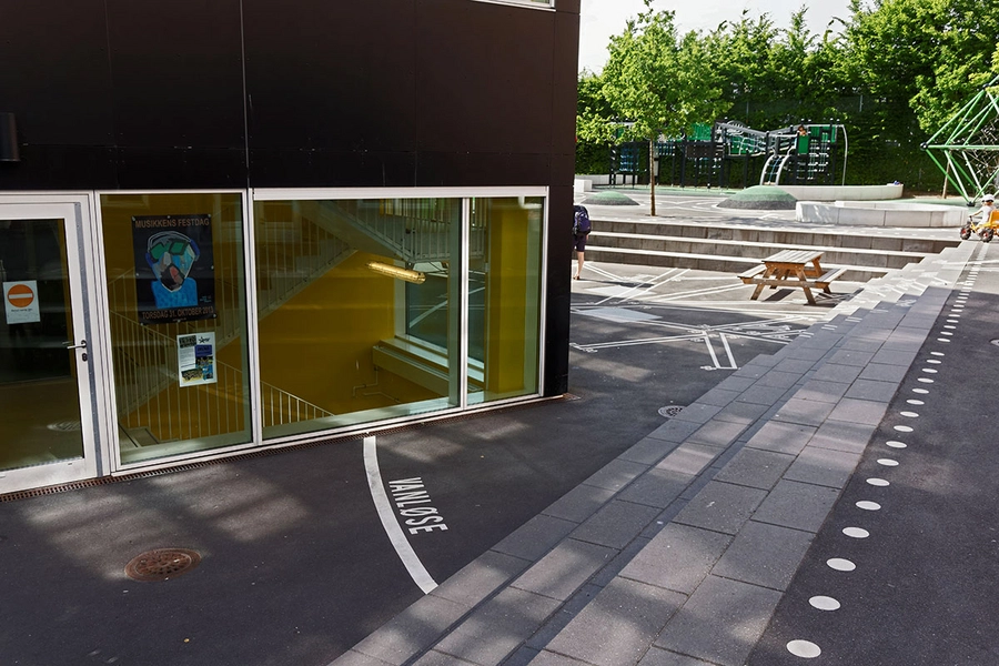 Vanløse skole Forbindelse mellem bygning og skolegård