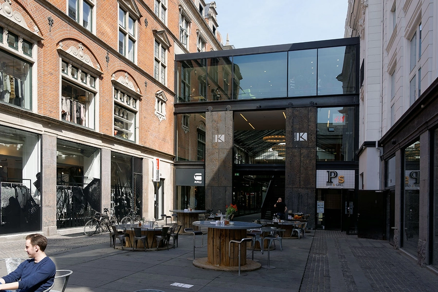 Galleri K Indgangsparti med store bronzeporte