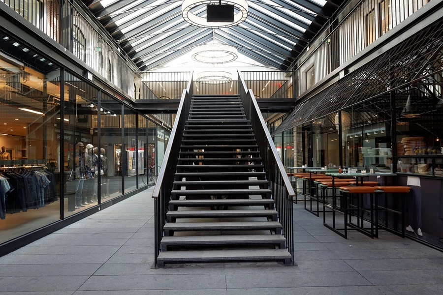 Galleri K Stueetage og trappe op til 1. salen