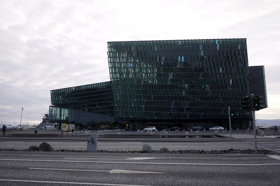 Harpa Bygningen set fra bysiden, sydfacade