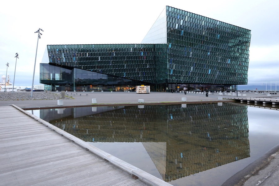 Harpa Sydfacade, vandspejl mod byen