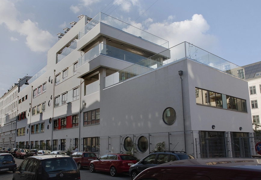 Damperen Daginstitutionen Damperen set fra vejen, båd-motivet ses tydeligt