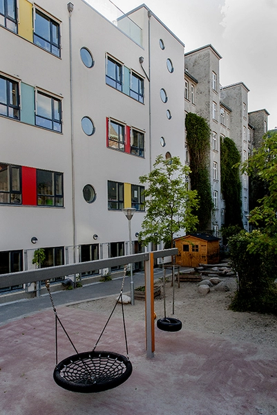 Damperen Facade mod gård og legeplads