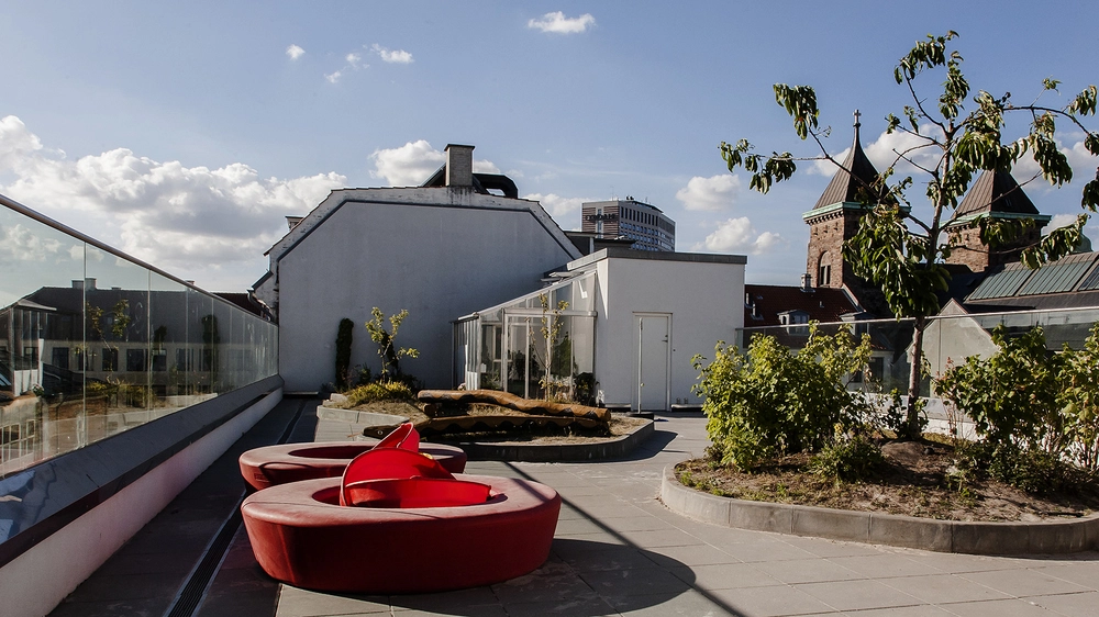 Damperen Tagterasse, blik mod nabohusets gavl