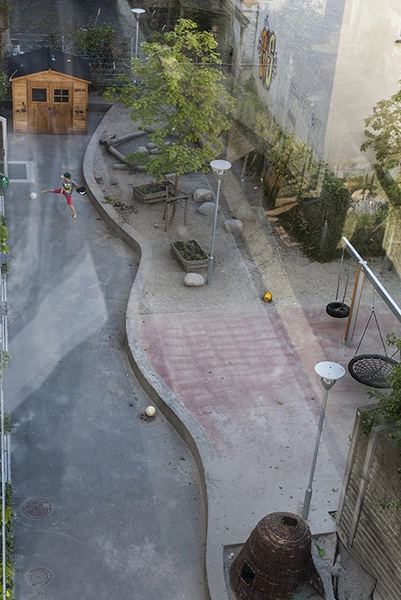 Damperen Legpladsen i gården