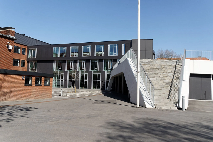 Tagensbo Skole Tagensbo skole set fra gården