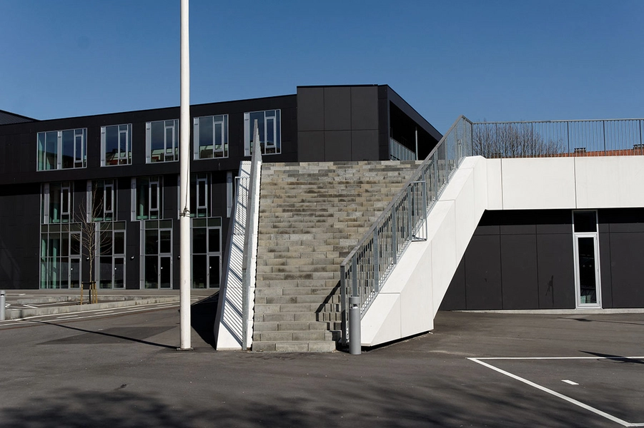 Tagensbo Skole Den nye tilbygning og trappe op til multihallens tag