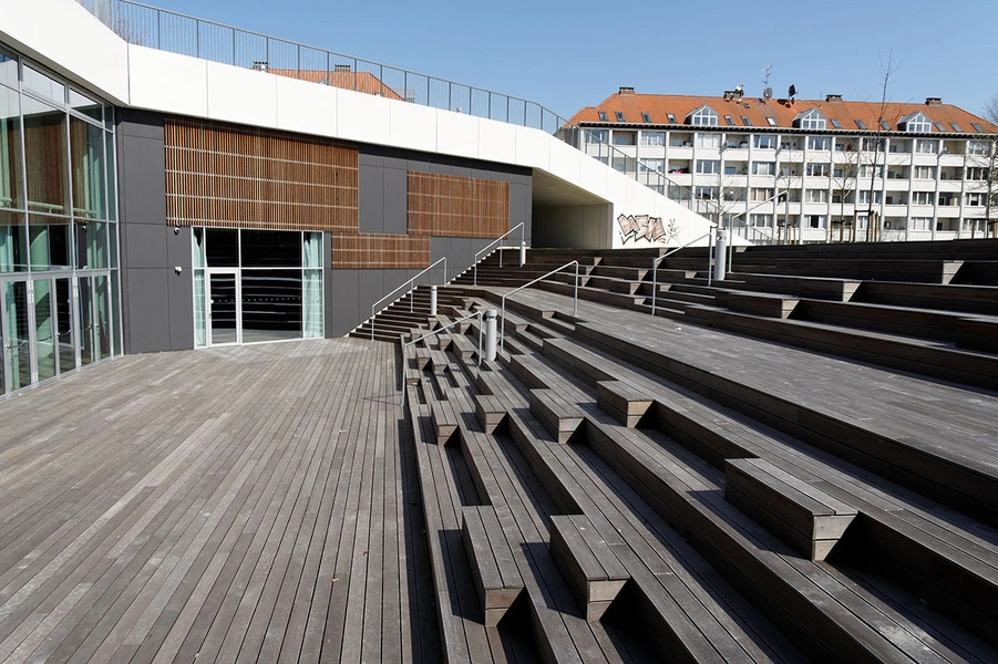 Tagensbo Skole Amfi-trappe, indgang til multihal