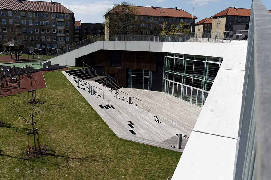 Tagensbo Skole Overblik over terræn ved multihal