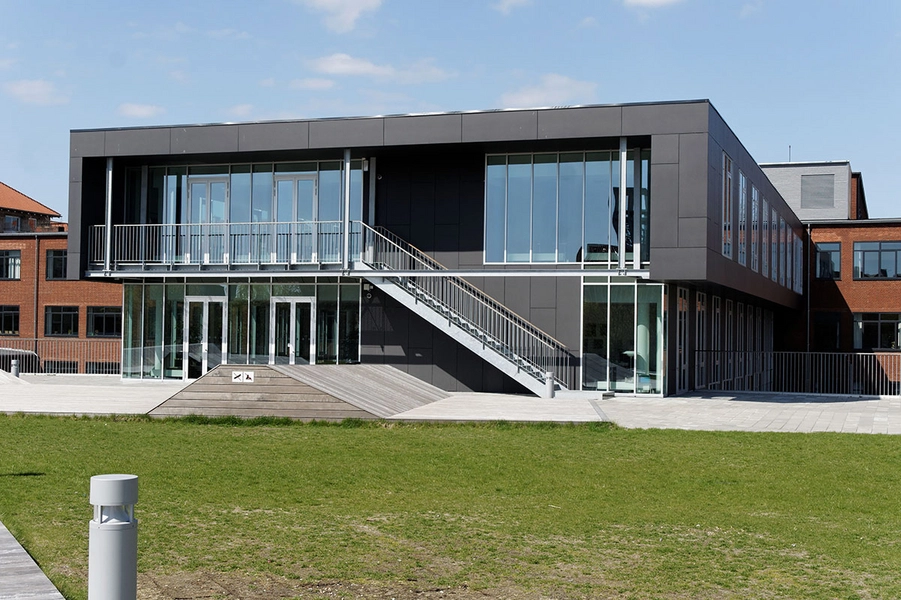 Tagensbo Skole Græs på multihallens tag, tilbygningens gavl