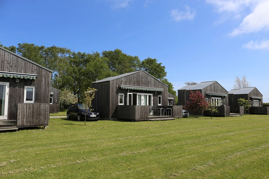 Bøgebjerg Strand Campinghytter Hytterne er placeret på to linier, forskudt fra hinanden, så alle hytter har udsigt over markerne