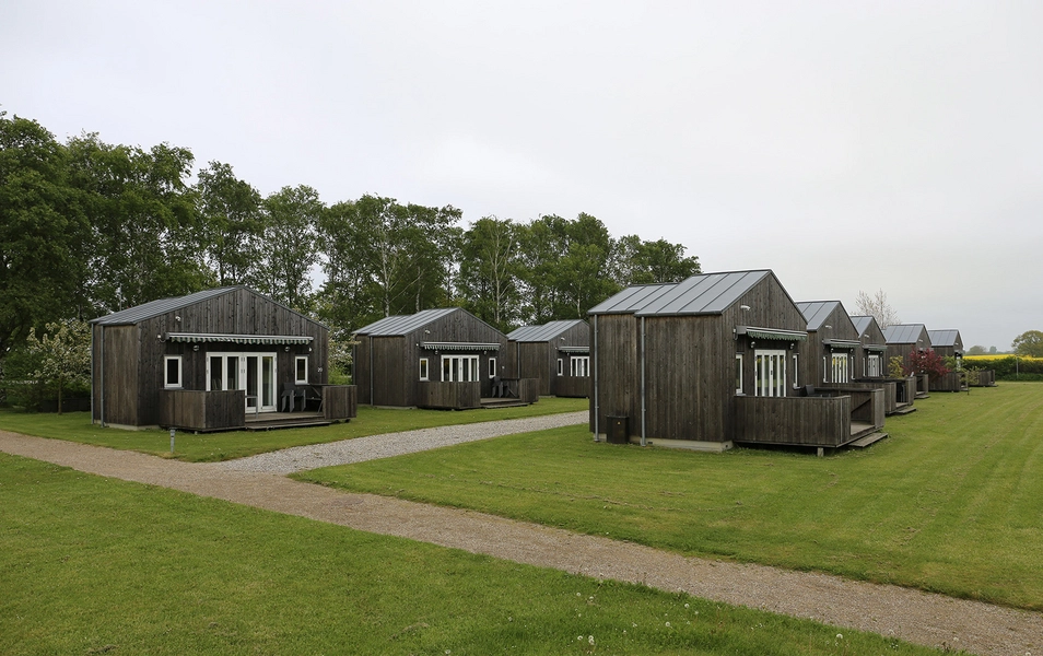 Bøgebjerg Strand Campinghytter Bilvej mellem husene