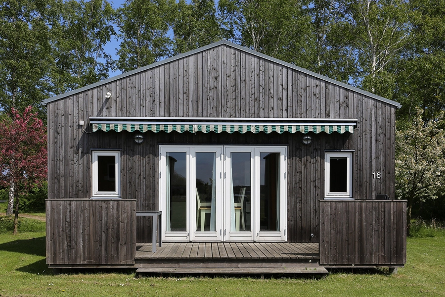 Bøgebjerg Strand Campinghytter Syd-vest facade, med stor terasse