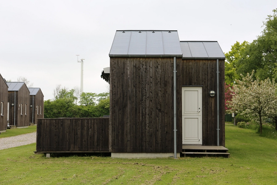 Bøgebjerg Strand Campinghytter Indgangsparti på Syd-østfacaden