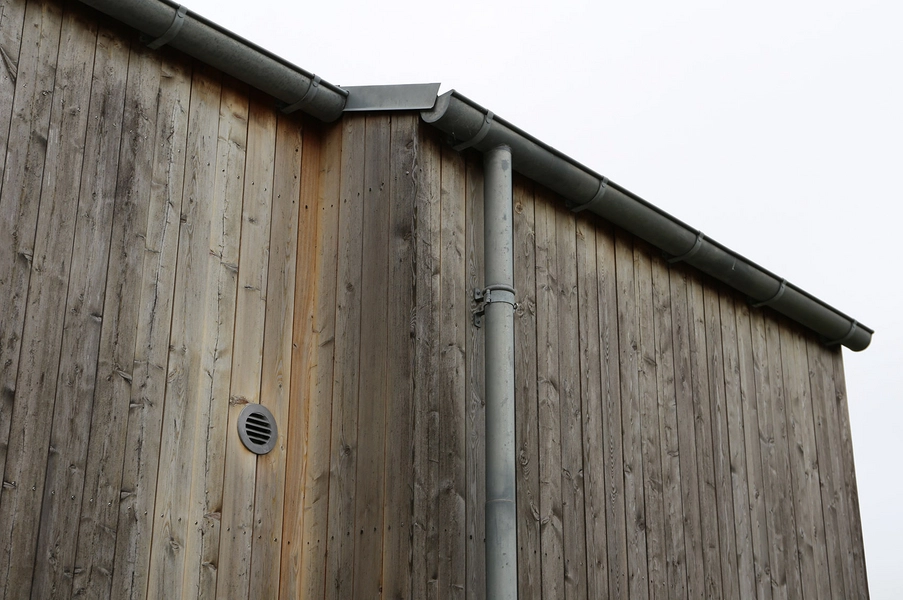 Bøgebjerg Strand Campinghytter Detalje, tagrende og træbeklædning