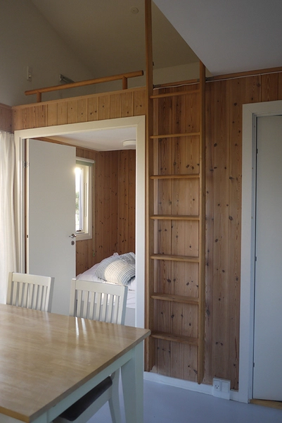 Bøgebjerg Strand Campinghytter Interiør, sovekammer, hems, indgang til bad