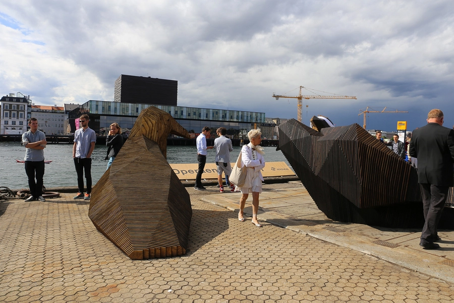 Svartbag byrum Fugle med Skuespilhuset i baggrunden