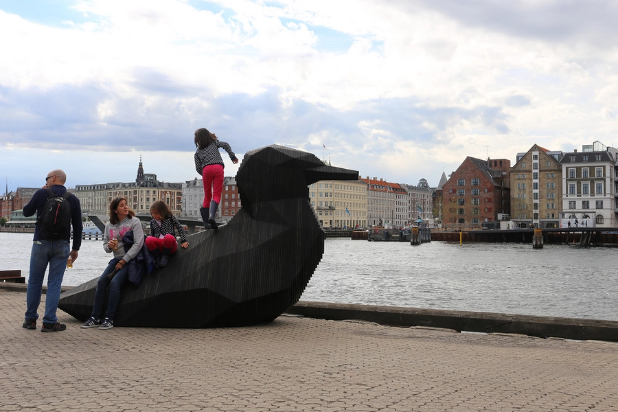 Svartbag byrum Fuglene i brug som klatreskulpturer
