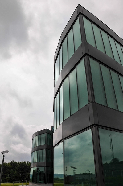 Elro Energi Domicil Glasfacaderne reflekterer himlen