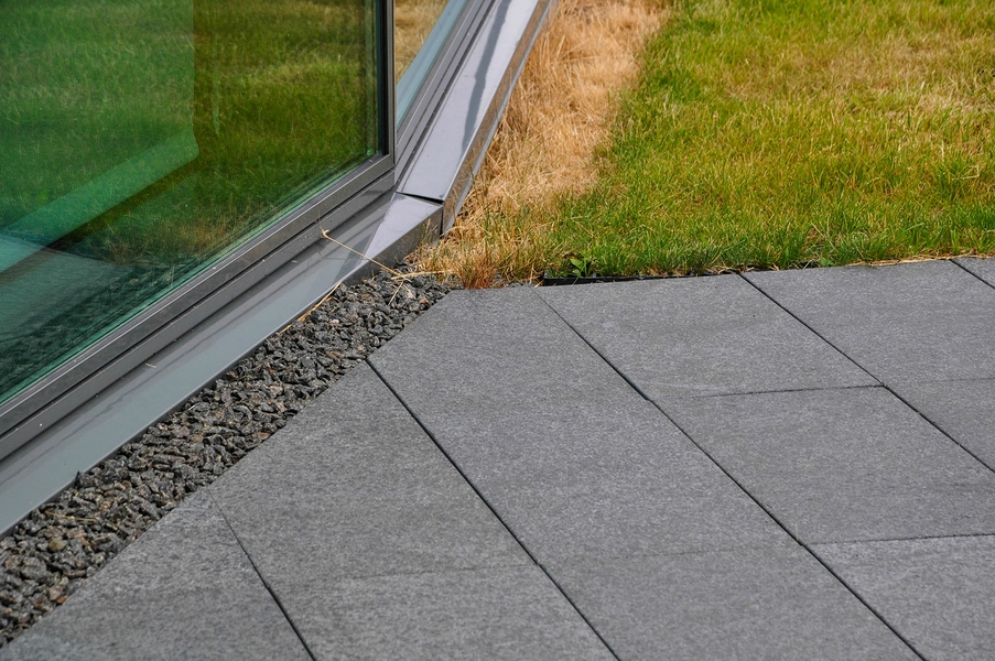 Elro Energi Domicil Detalje, møde mellem belægning og bygning