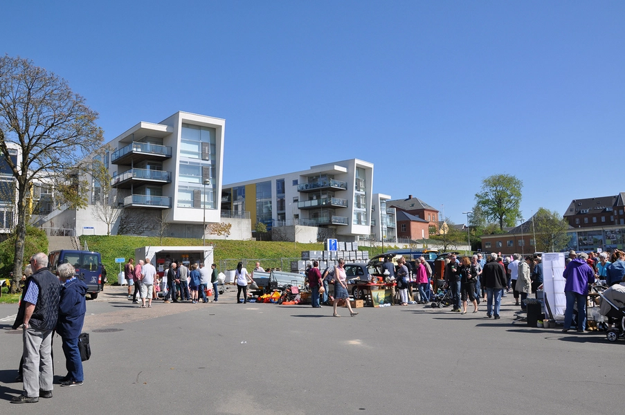 Sct. Pouls Have Bebyggelsens gavle knejser over byens torv