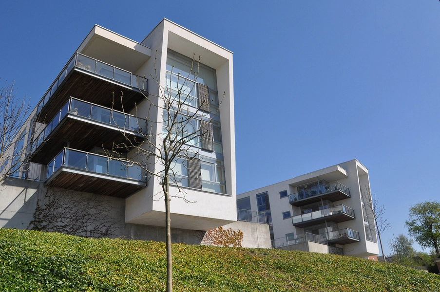 Sct. Pouls Have Bebyggelsen er holdt i hvidt puds, grå beton og med enkelte træ-elementer