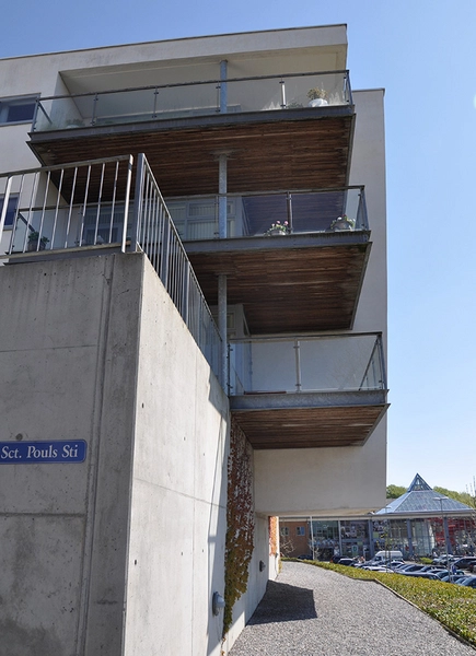 Sct. Pouls Have En offentlig sti gør det muligt at færdes under de udkragende gavle