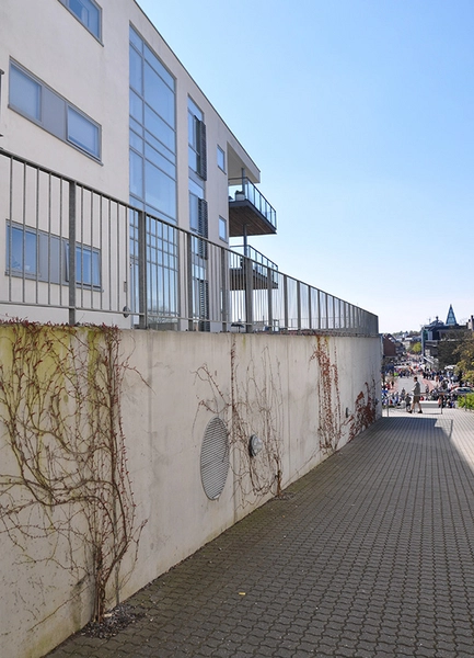 Sct. Pouls Have Kig langs bygningsfacade mod byen