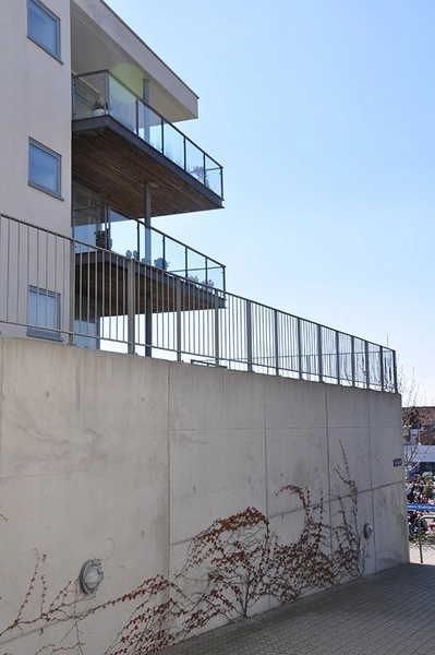 Sct. Pouls Have En plint hæver bygningen over gadeniveau, og skaber privatsfære