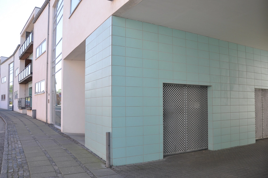 Sct. Pouls Have Port til offentlig sti gennem bebyggelsen er markeret med lyse turkise klinker