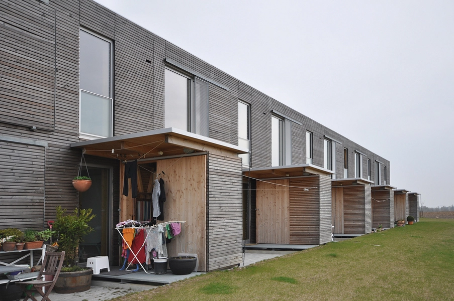 Lærkehaven Små skure skaber afbræk i facaden og danner private terasser