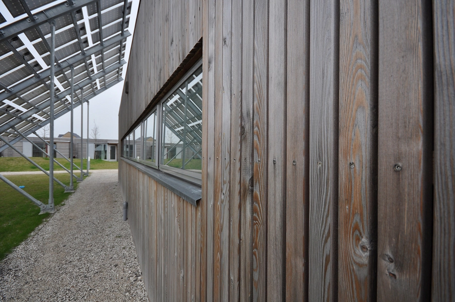 Lærkehaven Solcelleanlæg og fælleshusets facade