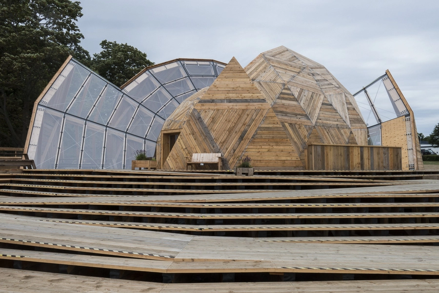 Folkemødets Forsamlingshus - under konstruktion Kig fra vandsiden