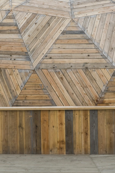 Folkemødets Forsamlingshus - under konstruktion Træskal og udendørs bar