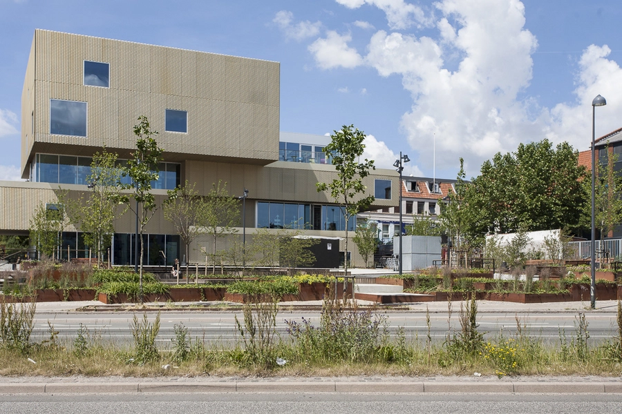 Biblioteket Rentemestervej Forplads Kig fra den anden side af Tomsgårdsvej