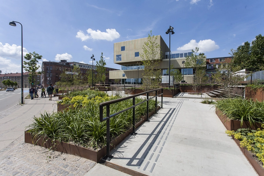 Biblioteket Rentemestervej Forplads Kig fra et af parkens hjørner